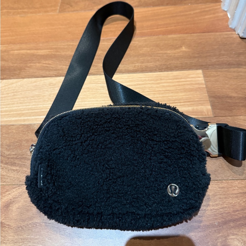Lululemon everywhere belt bag 1L (teddy fleece)